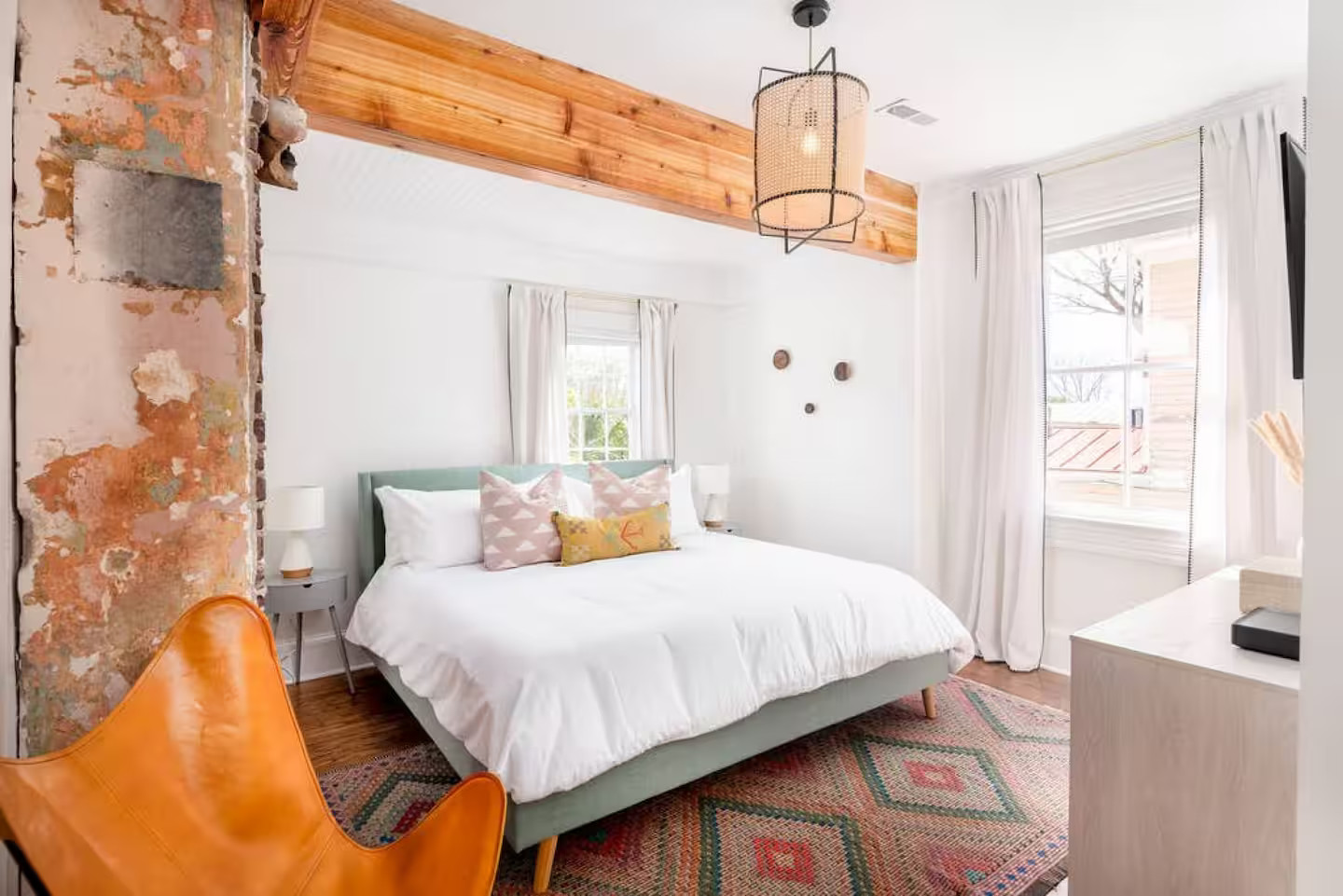 chambre avec poutre maison de ville Boho Rosa House Charleston