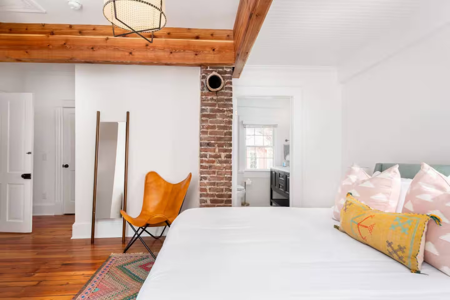 chambre avec poutre maison de ville Boho Rosa House Charleston