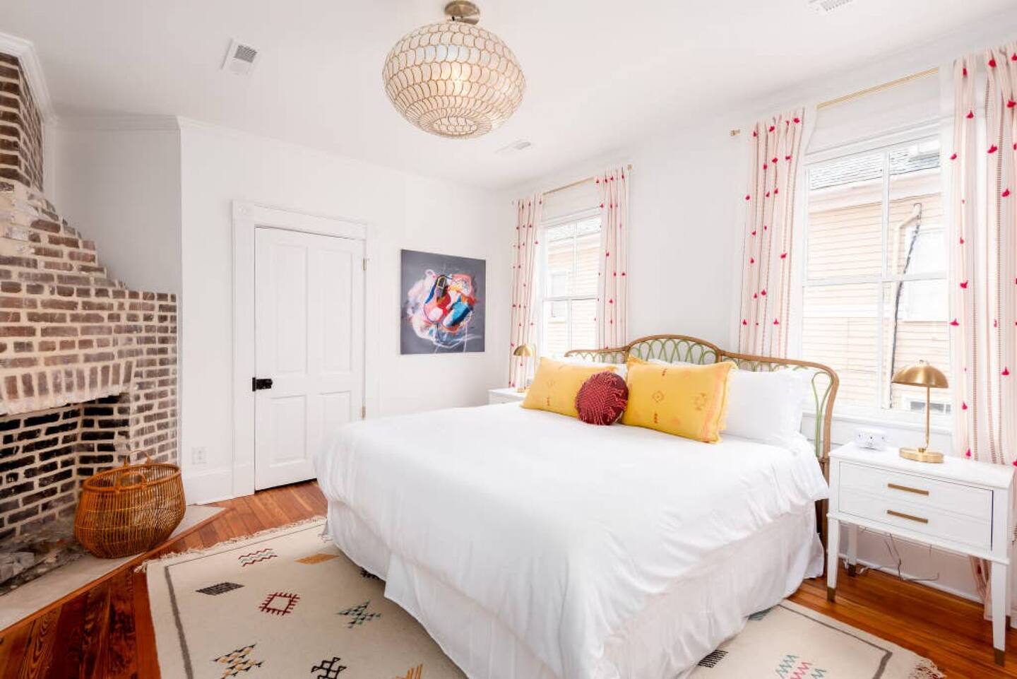 chambre avec cheminée maison de ville Boho Rosa House Charleston