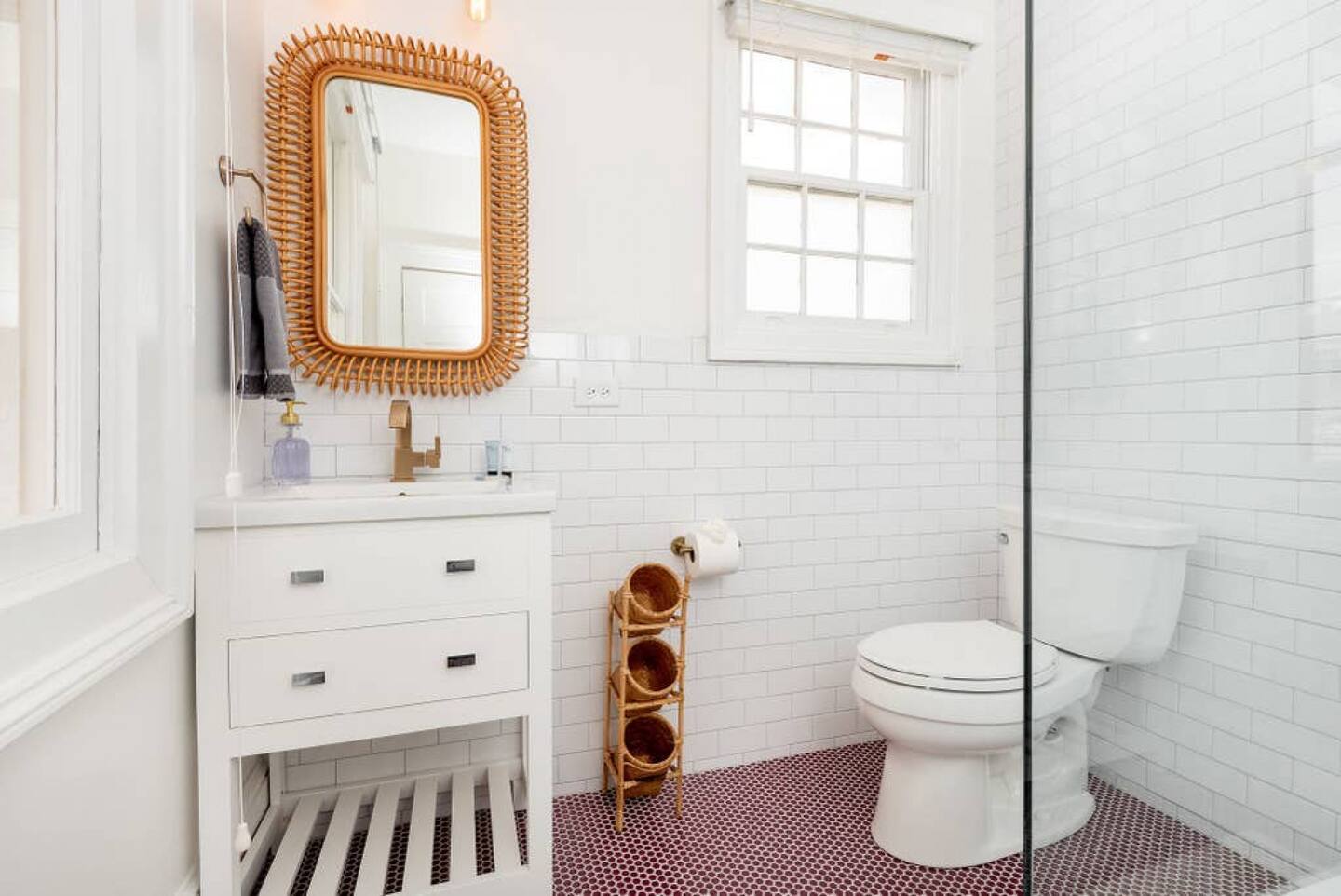 salle de bain blanche sol émaux de briare rouges