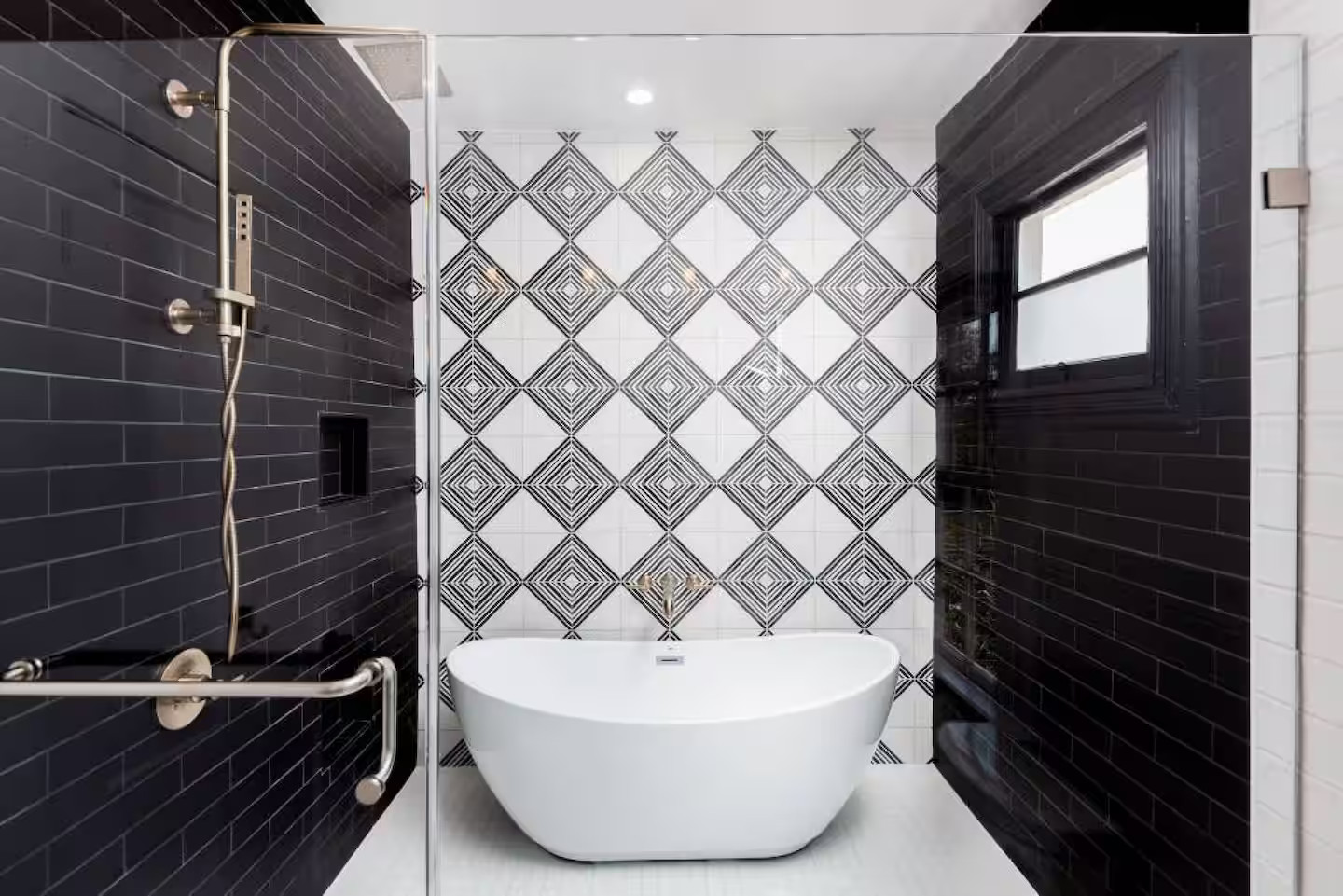 salle de bain design noire et blanche