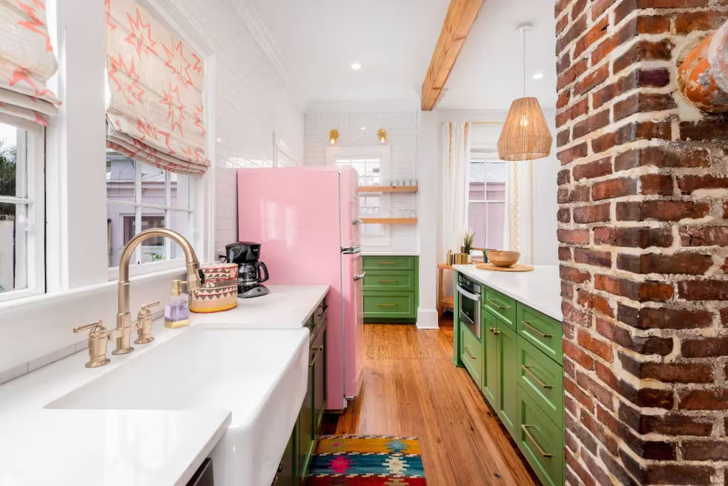 cuisine verte et rose maison de ville Boho Rosa House Charleston