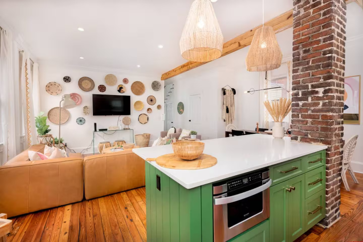 cuisine verte ouverte sur salon maison de ville Boho Rosa House Charleston