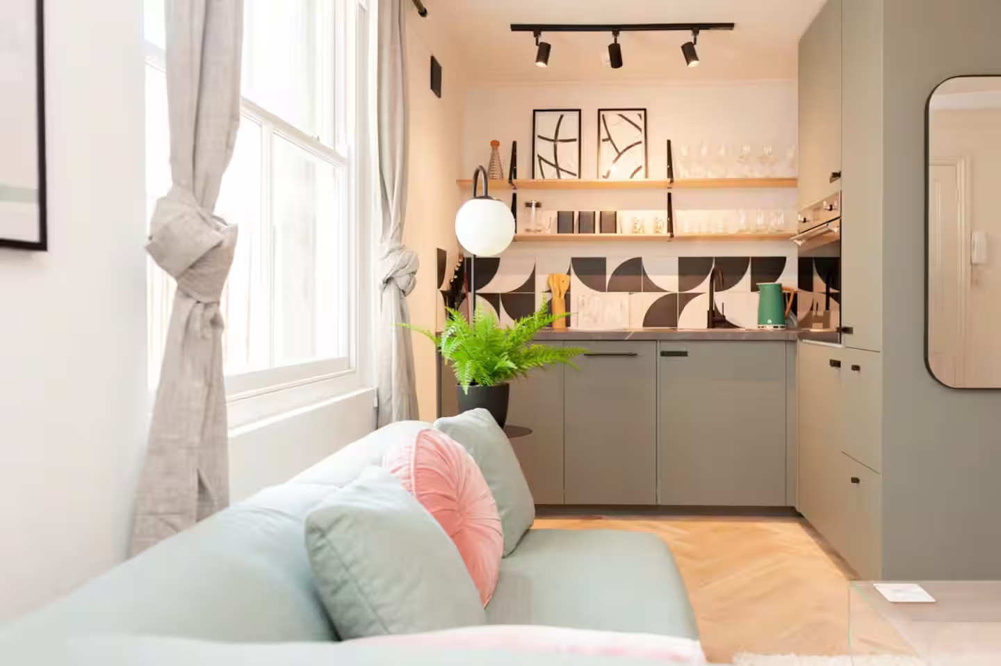 studio 21m2 en vert et rose pastel studio 21m2 en vert et rose pastel