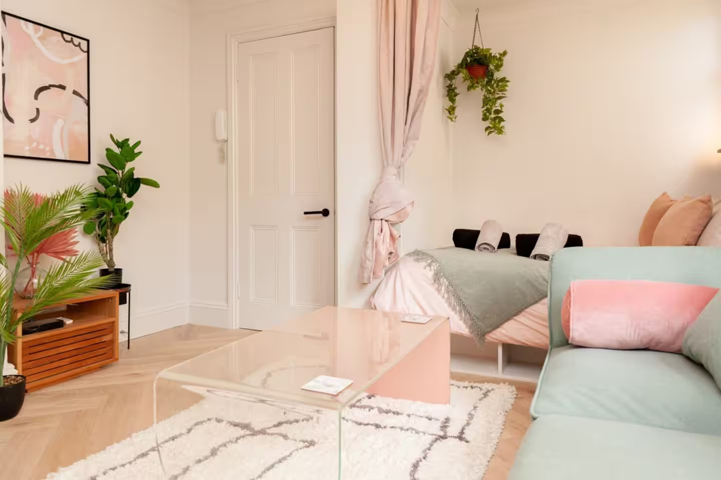 studio 21m2 en vert et rose pastel studio 21m2 en vert et rose pastel