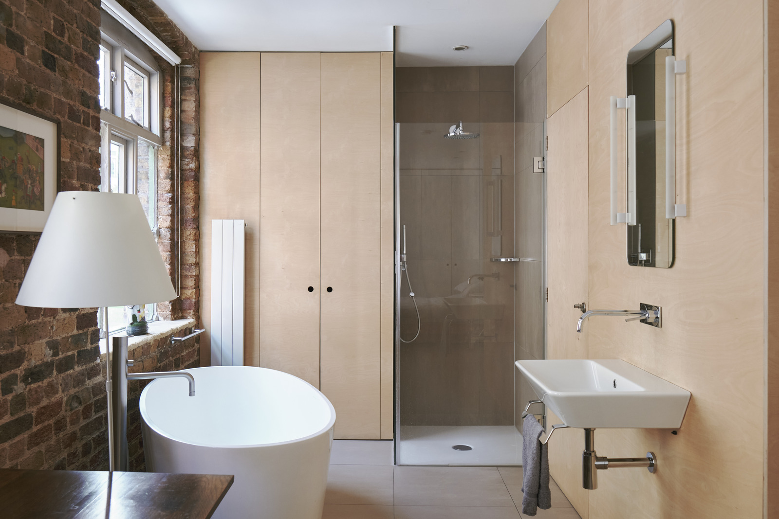 chambre avec salle de bain ouverte et murs de briques chambre avec salle de bain ouverte et murs de briques