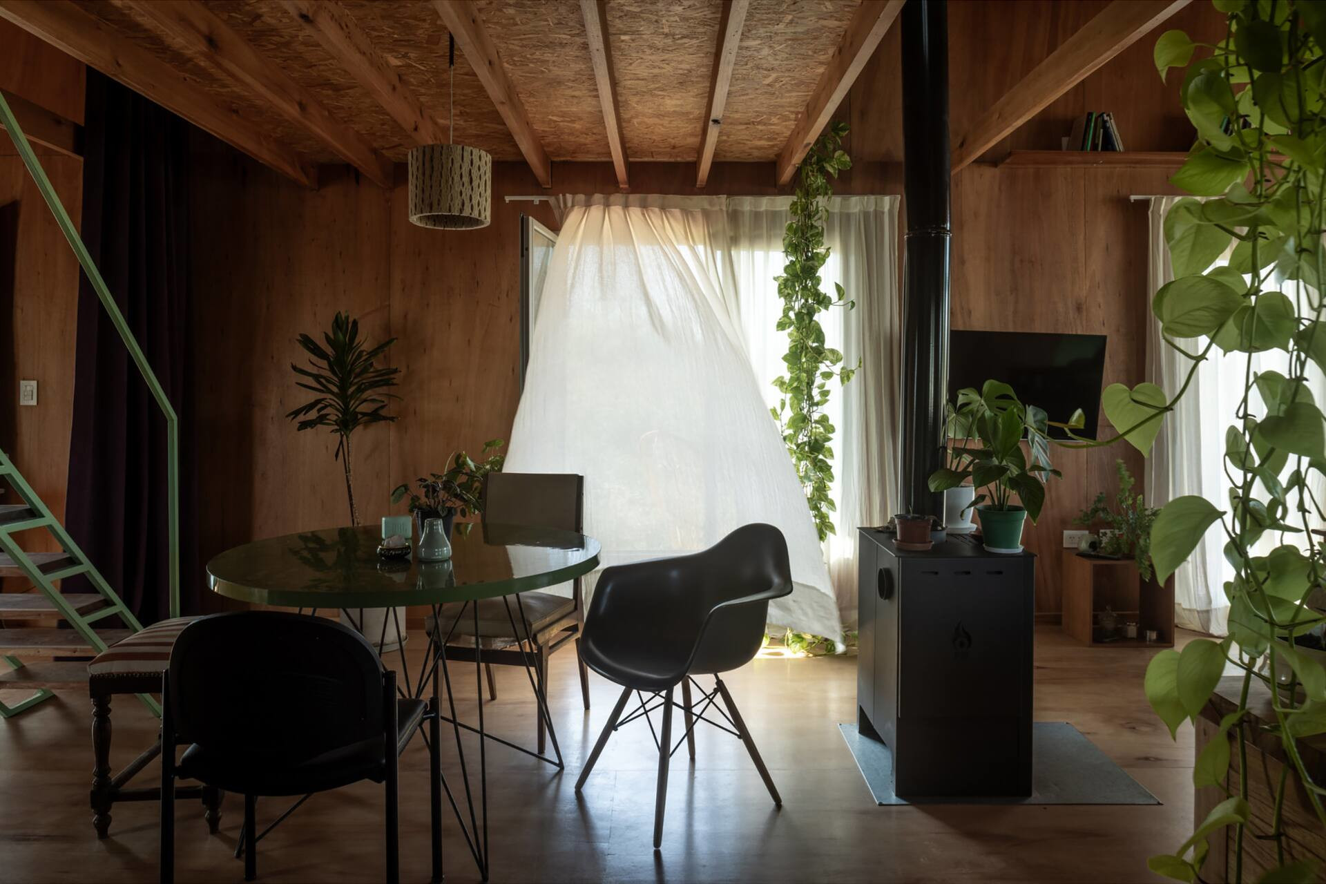 salle à manger petite maison 64m2 bois et tôle salle à manger petite maison 64m2 bois et tôle