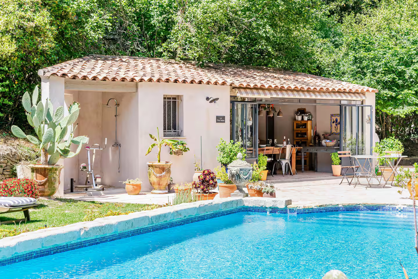 jardin avec piscine et cuisine d jardin avec piscine et cuisine d'été maison en pierres Provence