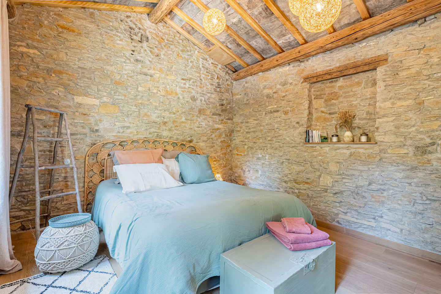 chambre maison ancienne rénovée avec poutres chambre maison ancienne rénovée avec poutres