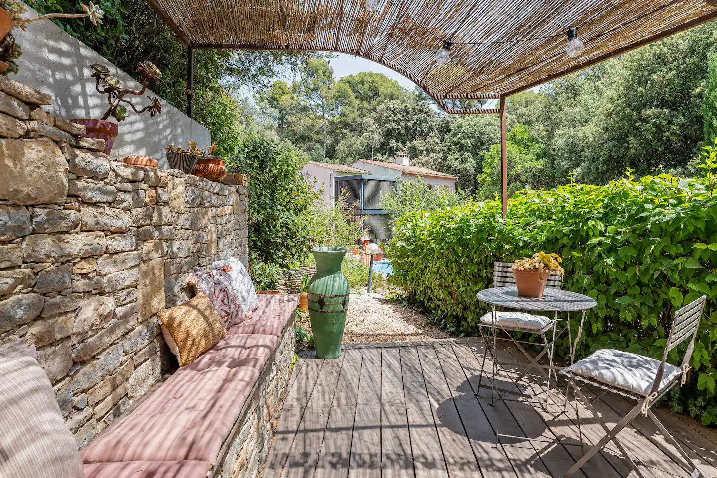 terrasse avec pergola maison en pierres Provence terrasse avec pergola maison en pierres Provence