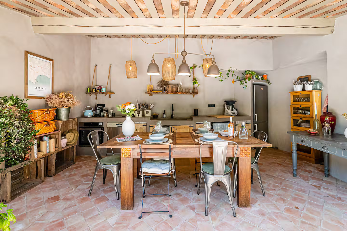 salle à manger et cuisine d salle à manger et cuisine d'été maison en pierres Provence