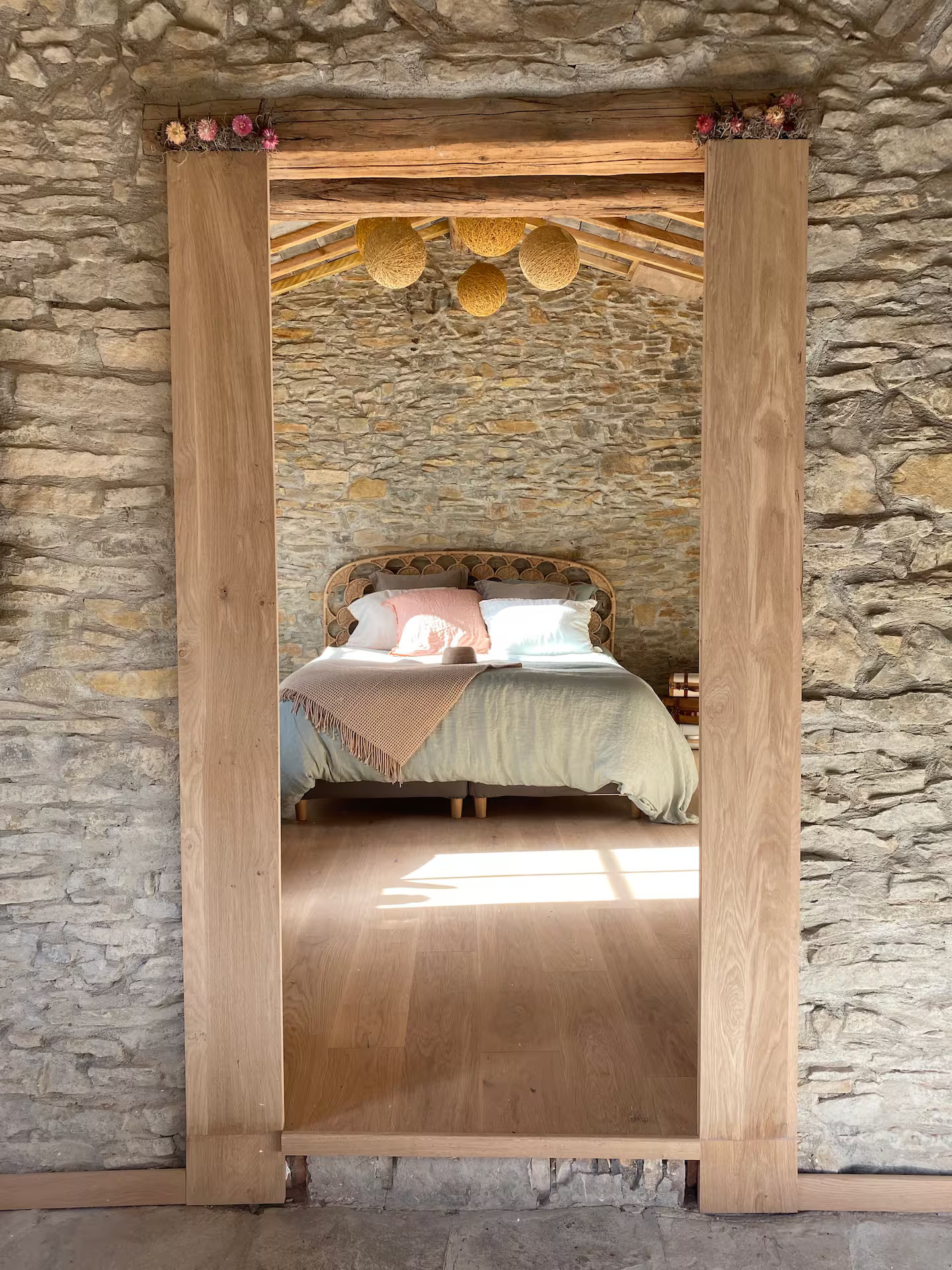 chambre maison ancienne rénovée avec poutres chambre maison ancienne rénovée avec poutres