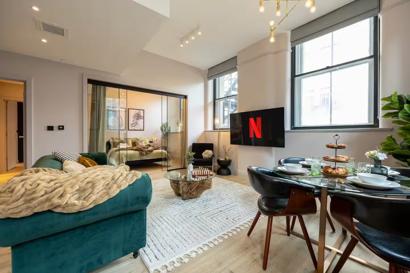 salon avec cuisine ouverte et chambre verrière décoration contemporaine et colorée