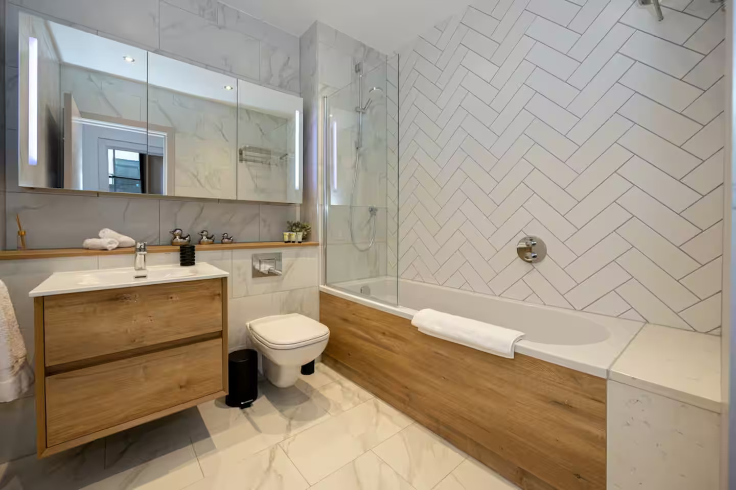 salle de bain moderne blanche et bois