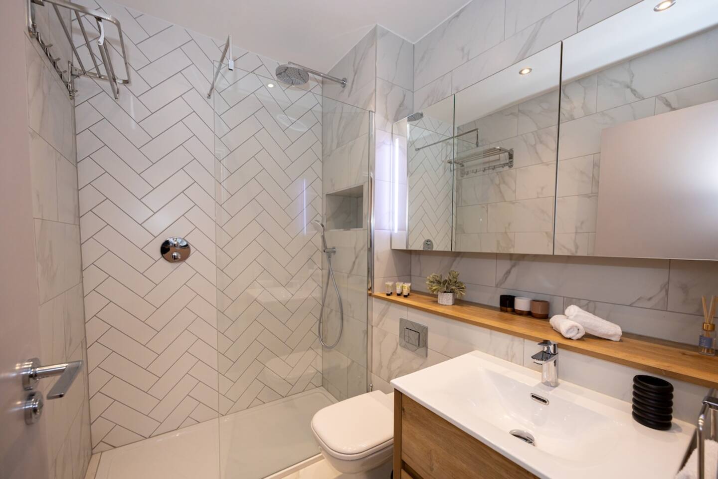 salle de bain moderne blanche et bois