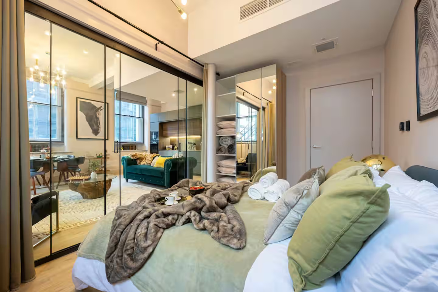 salon avec cuisine ouverte et chambre verrière décoration contemporaine et colorée
