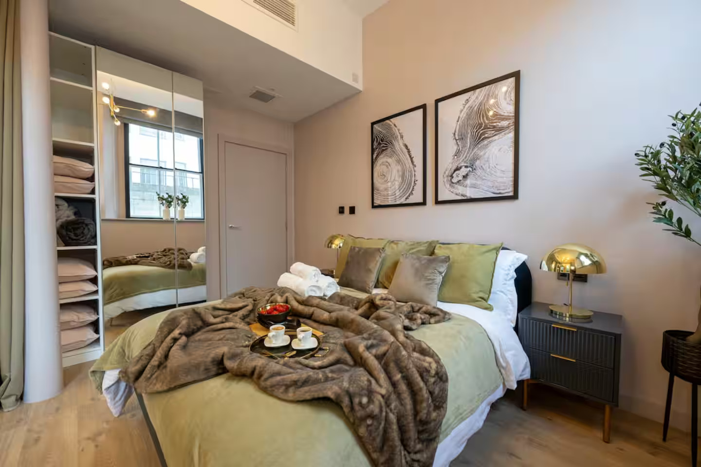 chambre avec placard miroir