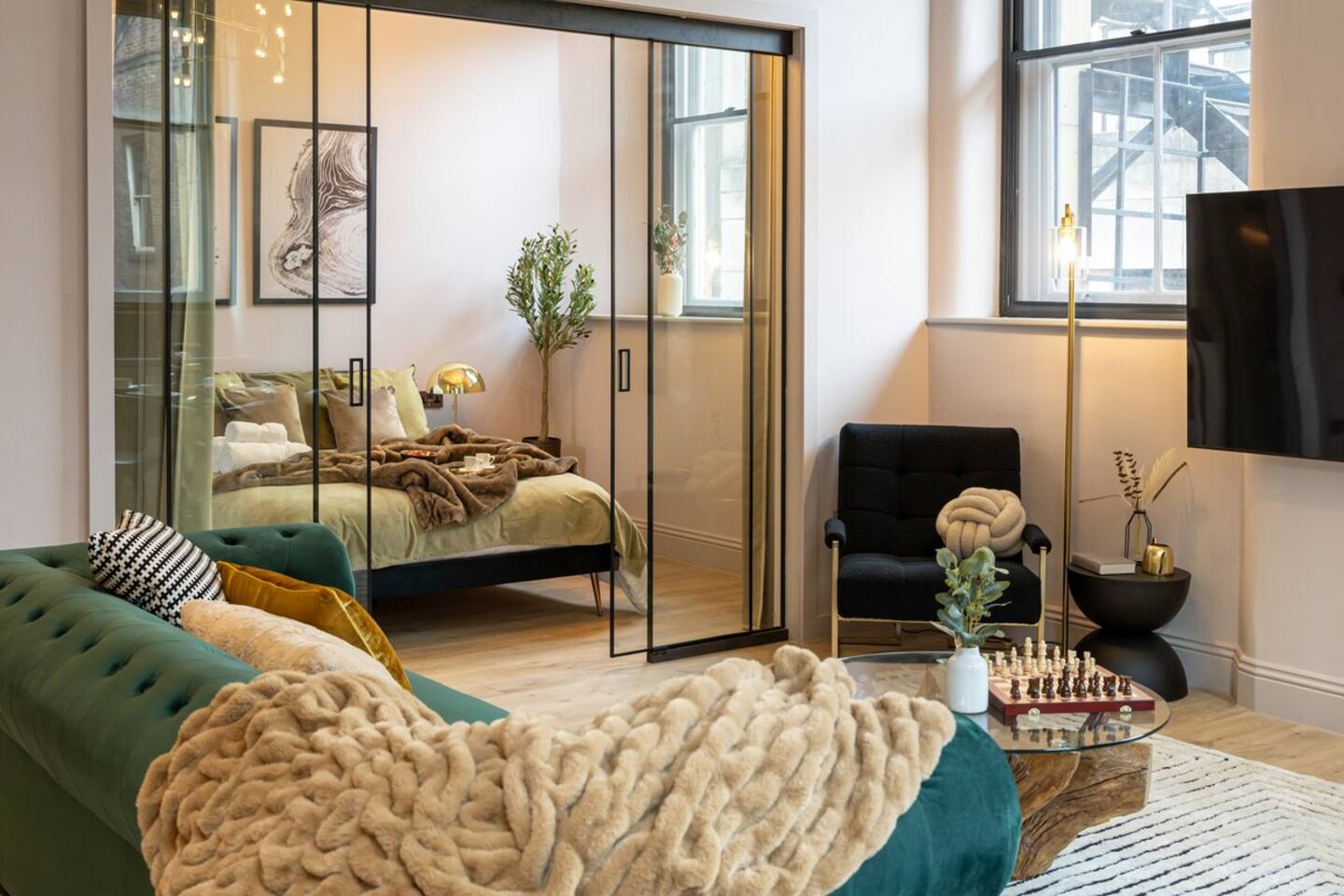 salon et chambre verrière décoration contemporaine et colorée