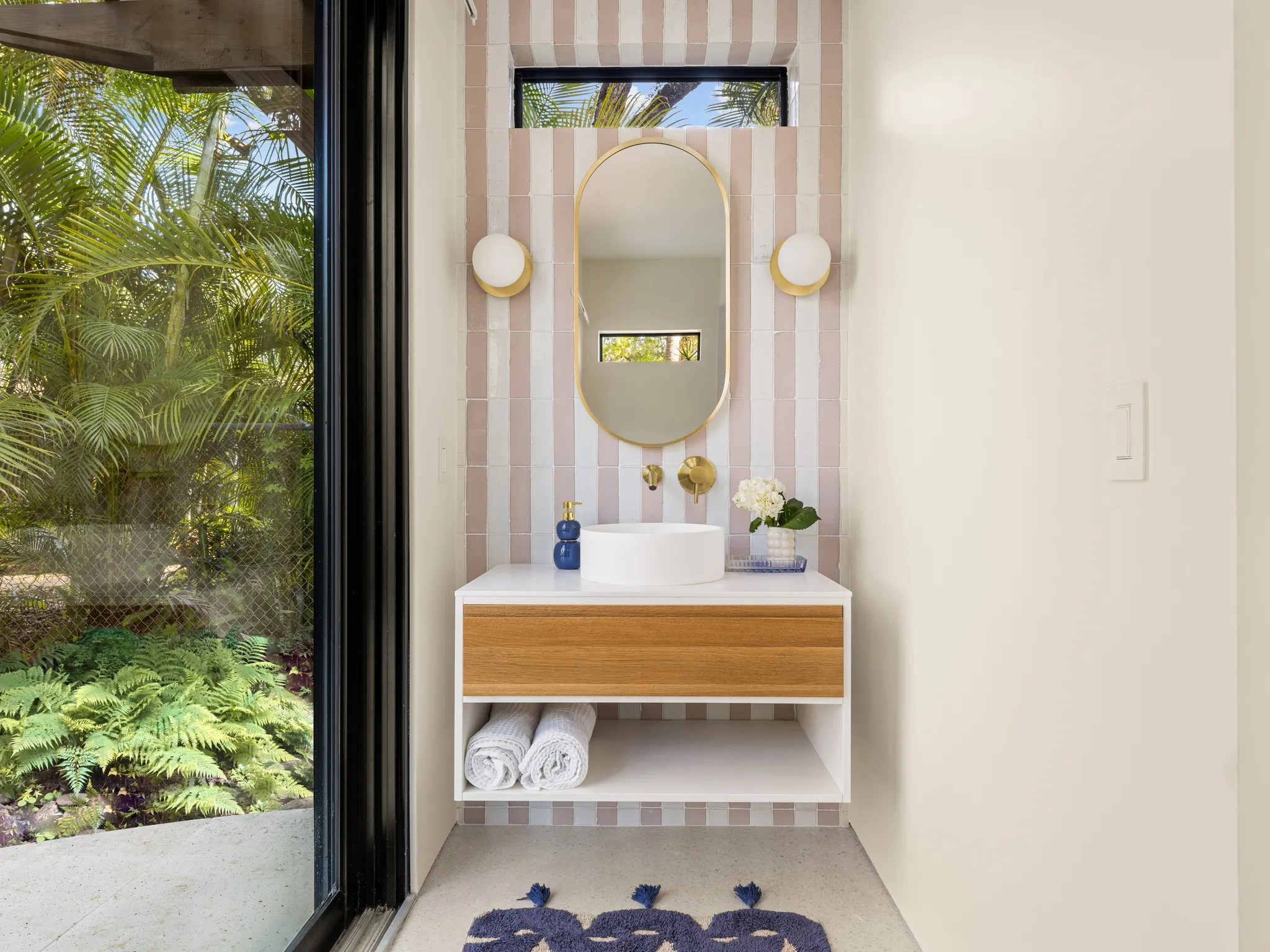 salle de bain carrelage rayures roses et blanches Casa Tropicale Vero Beach Floride salle de bain carrelage rayures roses et blanches Casa Tropicale Vero Beach Floride