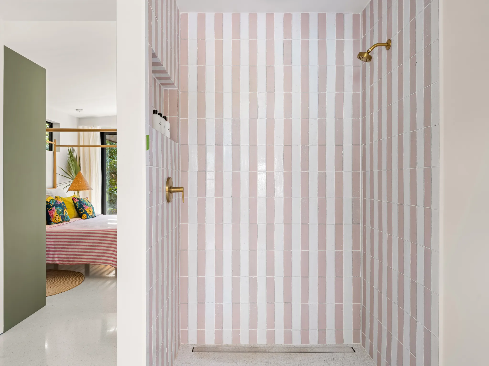 salle de bain carrelage rayures roses et blanches Casa Tropicale Vero Beach Floride salle de bain carrelage rayures roses et blanches Casa Tropicale Vero Beach Floride