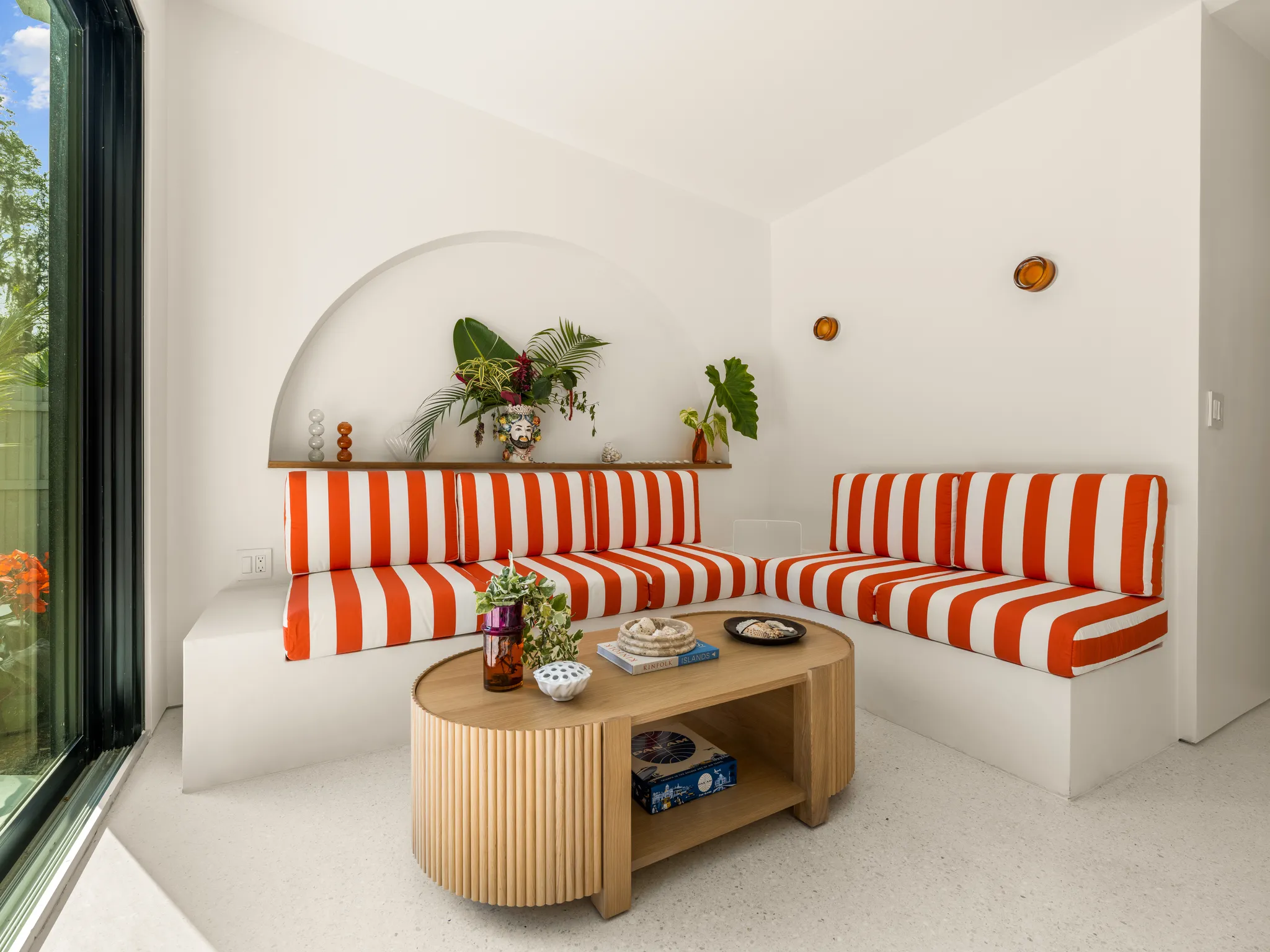 salon maçonné tissu rouge à rayures maison de plage Casa Tropicale Vero Beach Floride salon maçonné tissu rouge à rayures maison de plage Casa Tropicale Vero Beach Floride