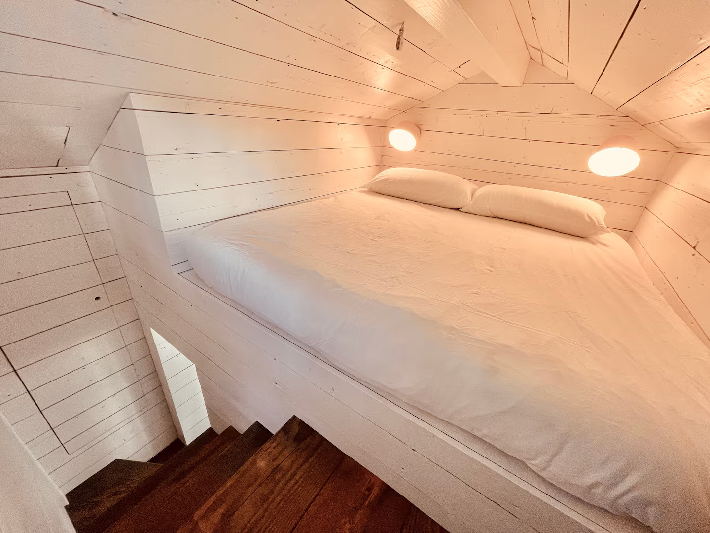 chambre mansardée mur bardés bois blanc House On the Sand