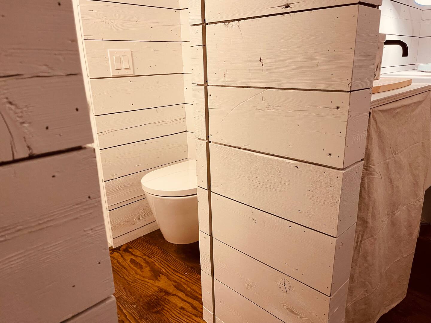 salle de bain mur bardés bois blanc House On the Sand