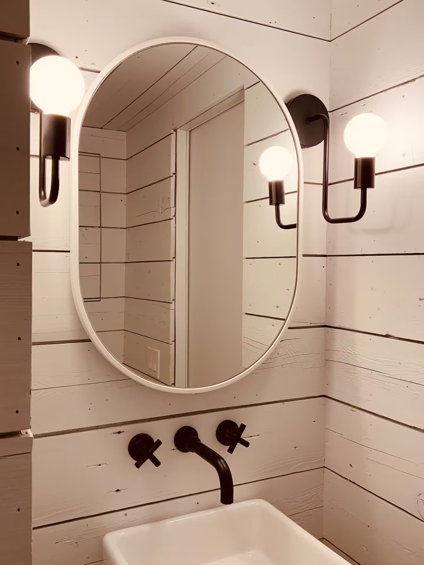 salle de bain mur bardés bois blanc House On the Sand