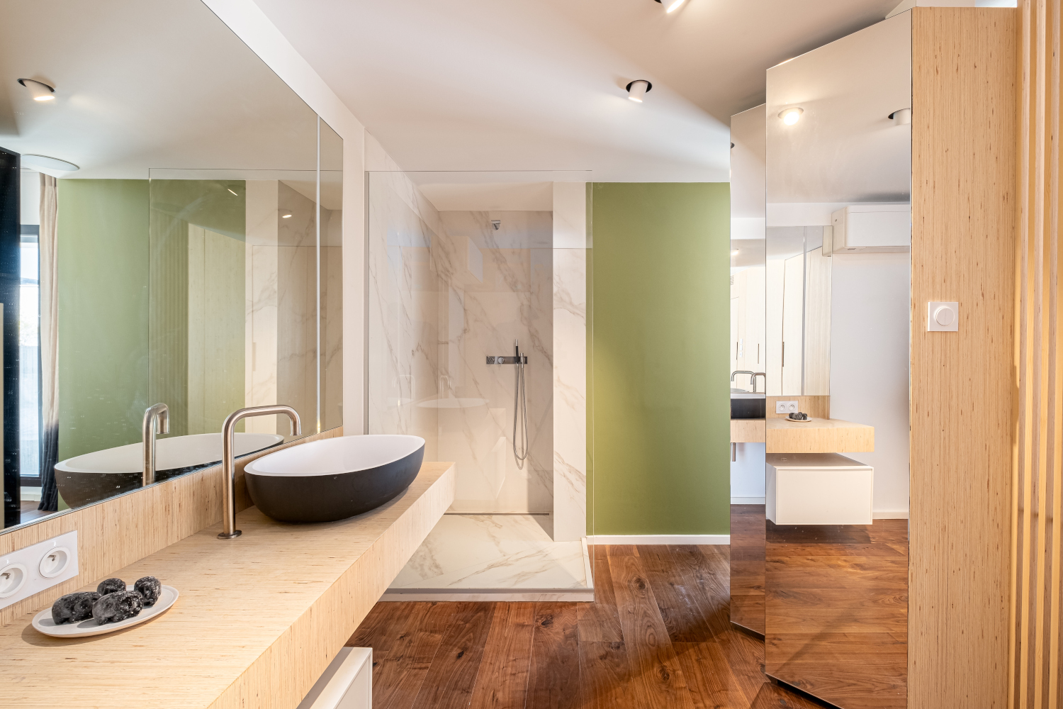 salle de bain bois et vert appartement avec terrasse Lyon Confluence