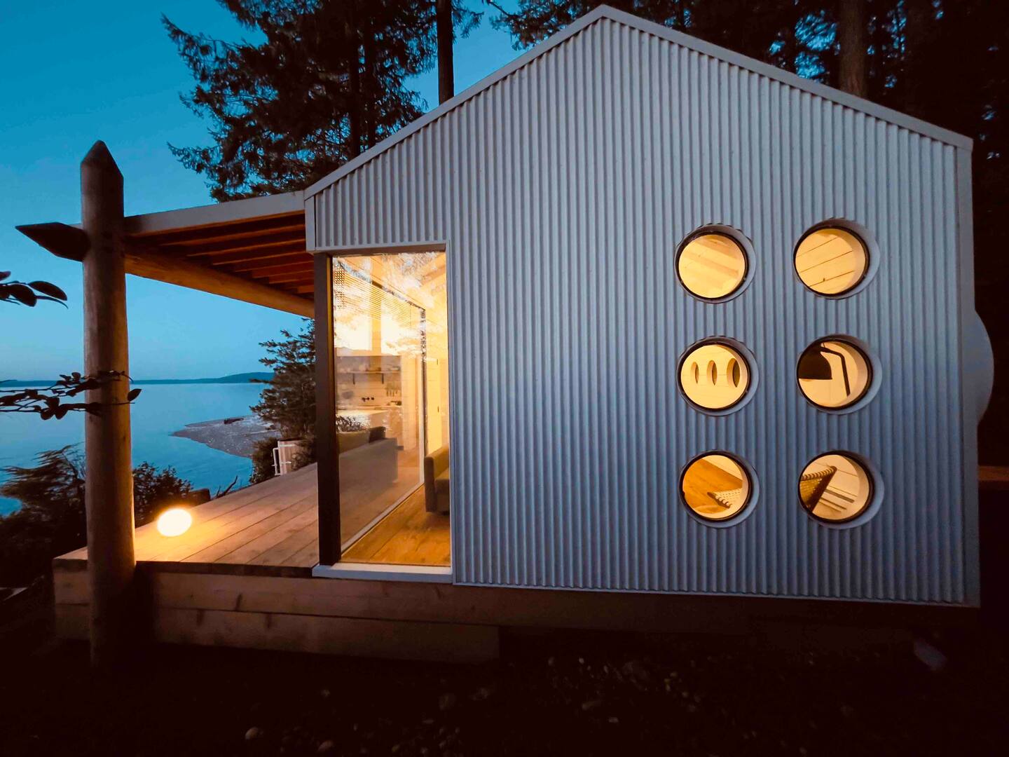 petite maison à la façade métal House On the Sand