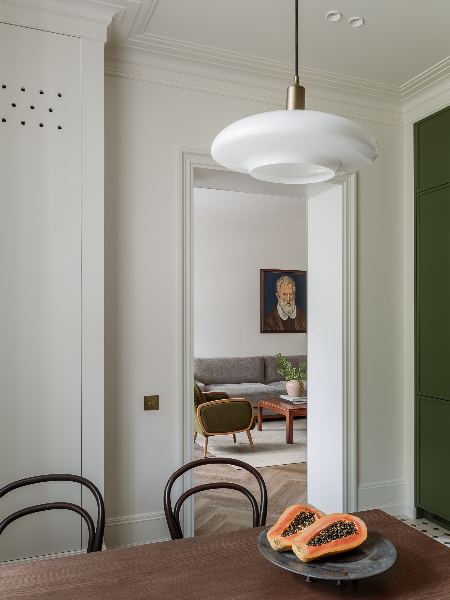 cuisine verte sol cabochons noir avec coin repas décoration classique chic cuisine verte sol cabochons noir avec coin repas décoration classique chic