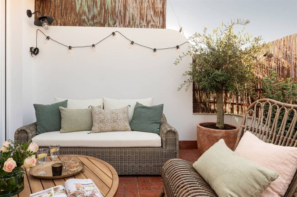 salon extérieur sur terrasse avec brise-vue en canisses salon extérieur sur terrasse avec brise-vue en canisses