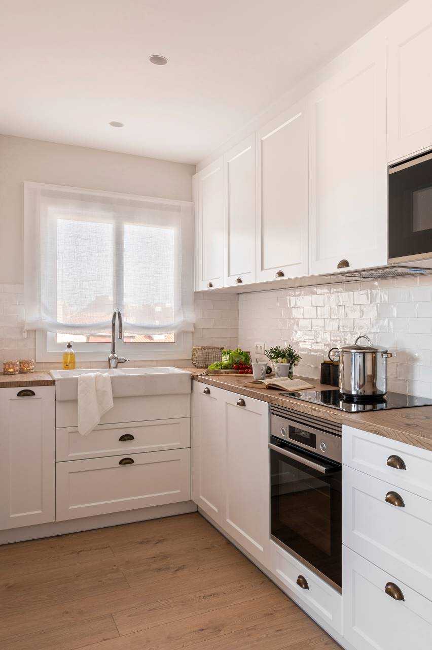 cuisine blanche en L appartement 45m2 avec grande terrasse cuisine blanche en L appartement 45m2 avec grande terrasse