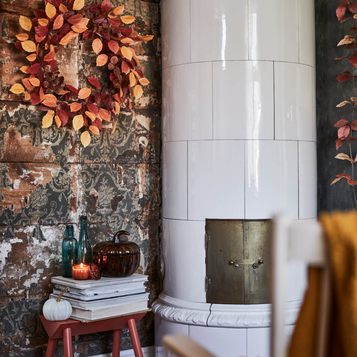 salon avec poêle faïence scandinave