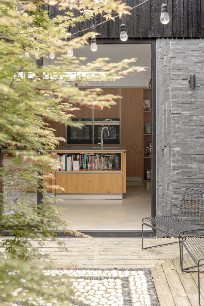 maison en bois noir aux lignes géométriques