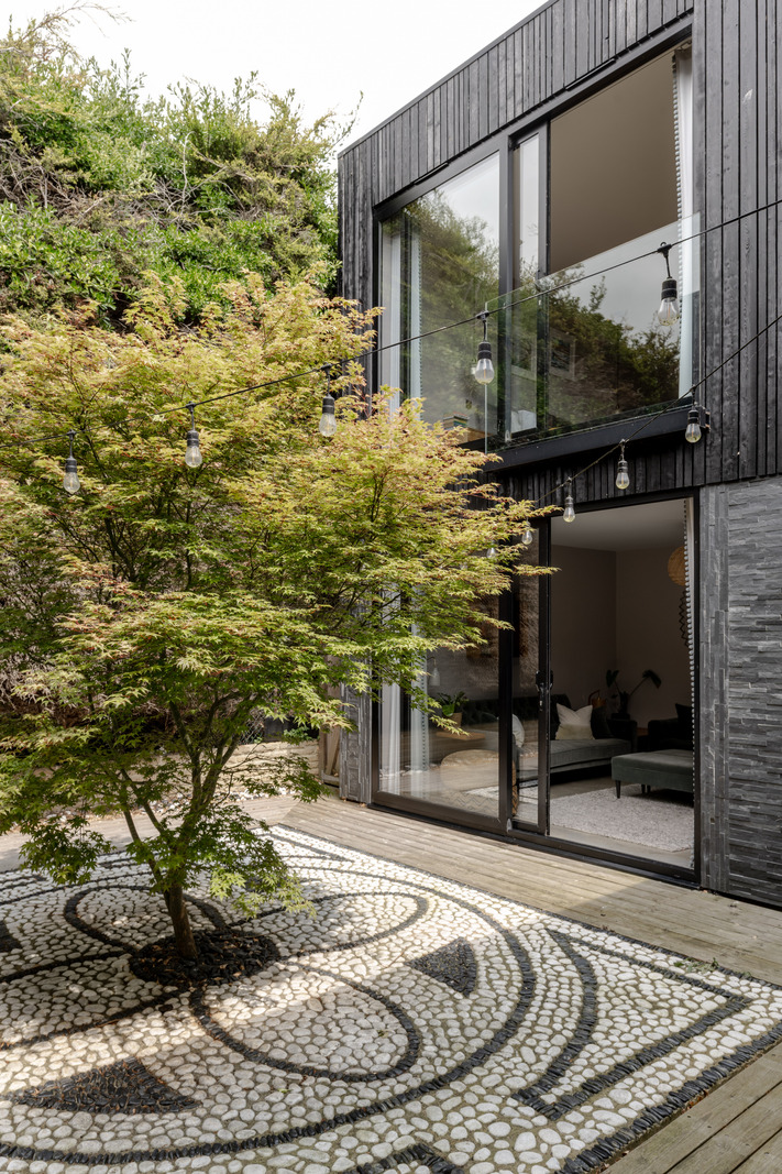 maison en bois noir aux lignes géométriques