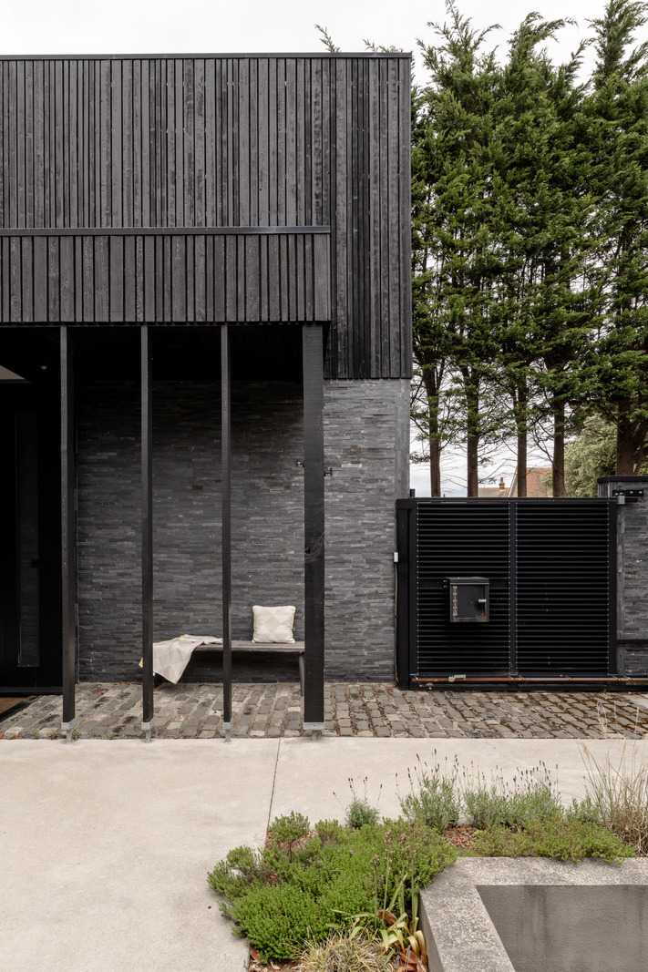 maison en bois noir aux lignes géométriques