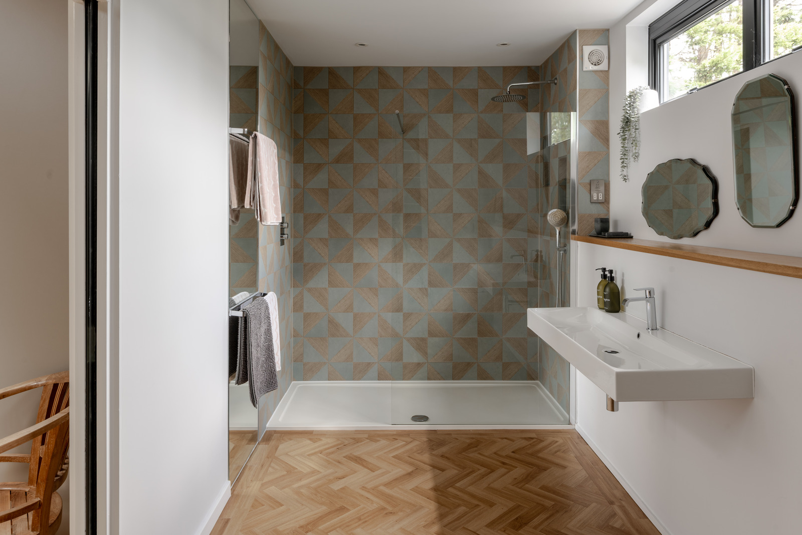 salle de bain avec douche extra plate