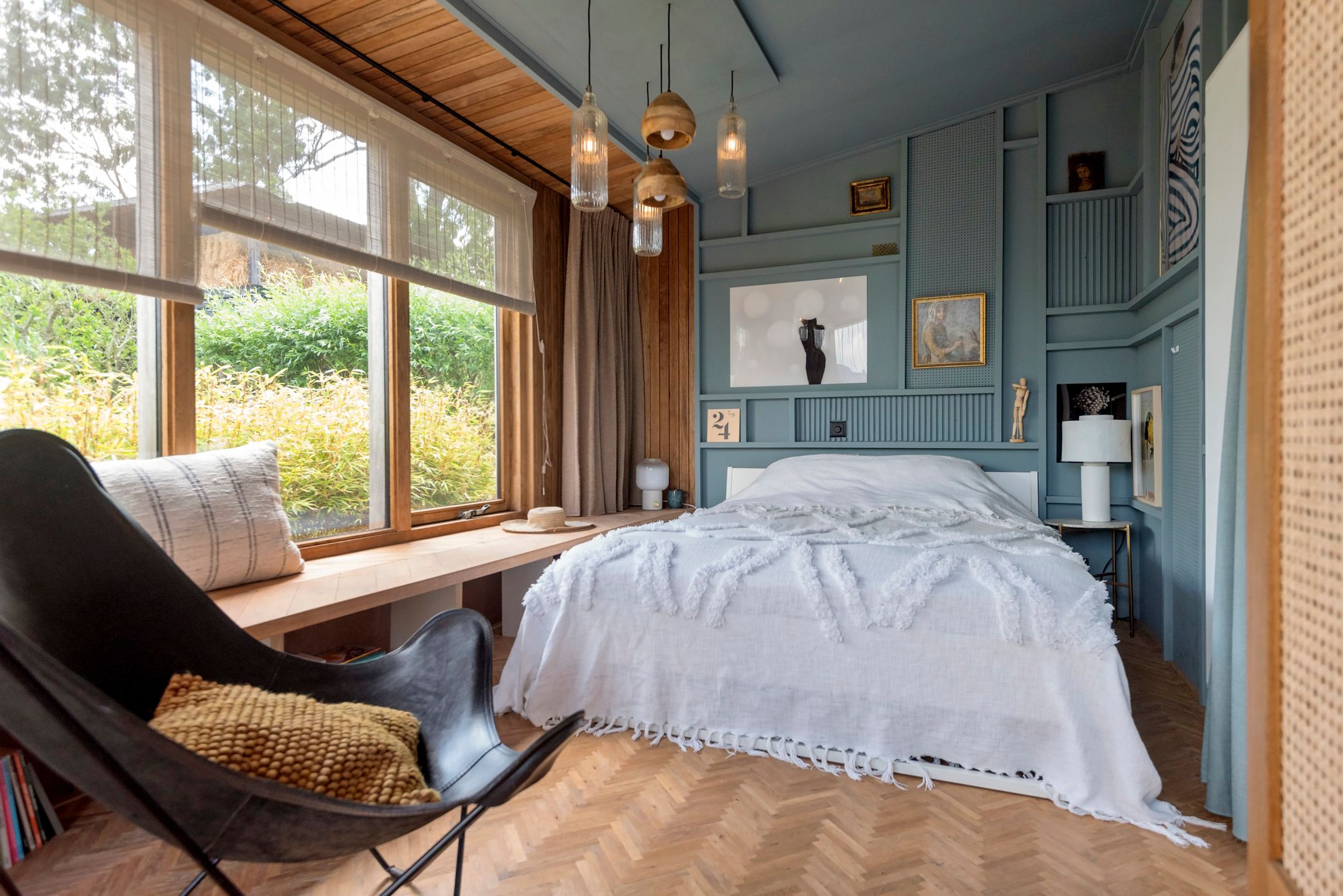 chambre décoration moderne murs bleus et bois