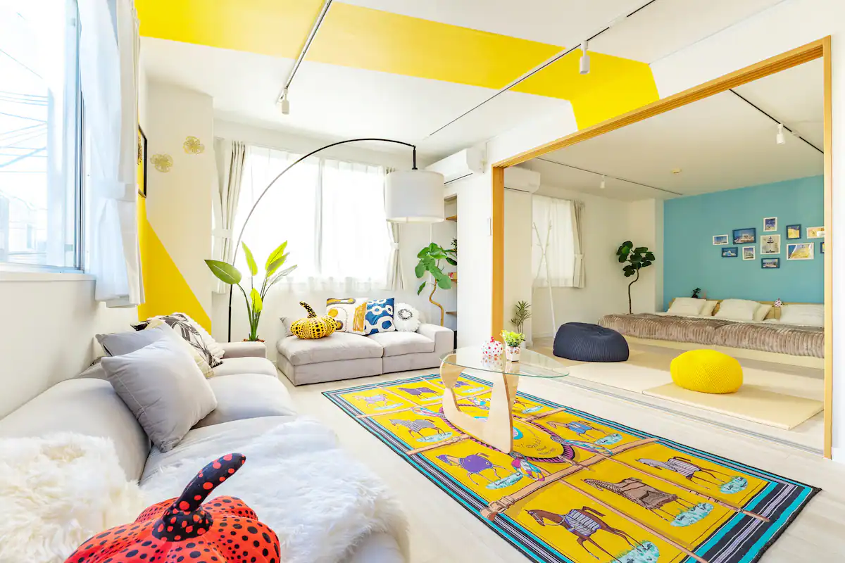 chambre et salon appartement Tokyo décoration colorée