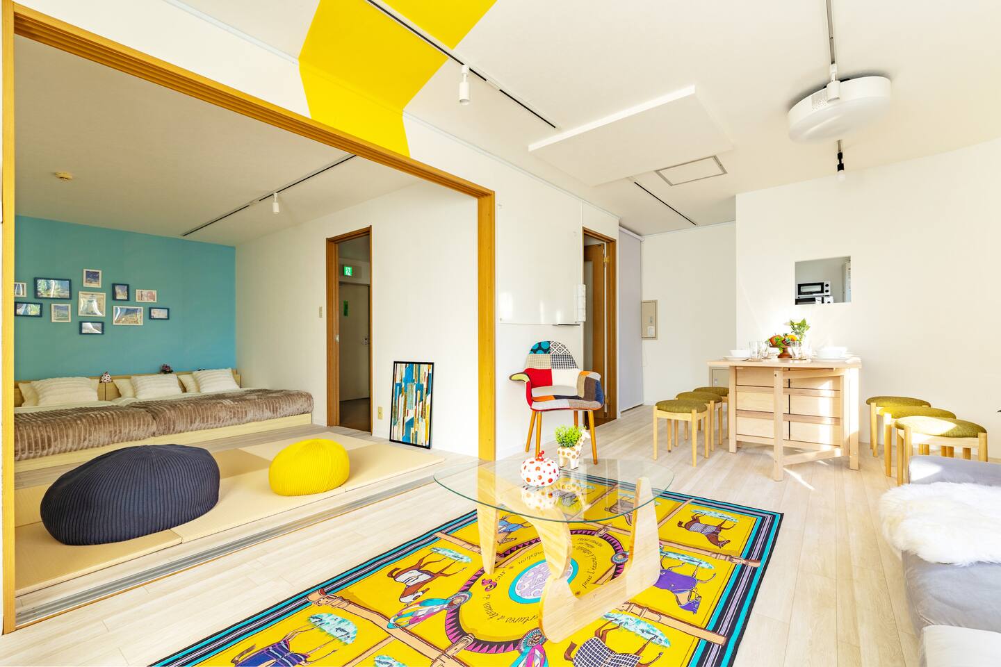 chambre et salon appartement Tokyo décoration colorée