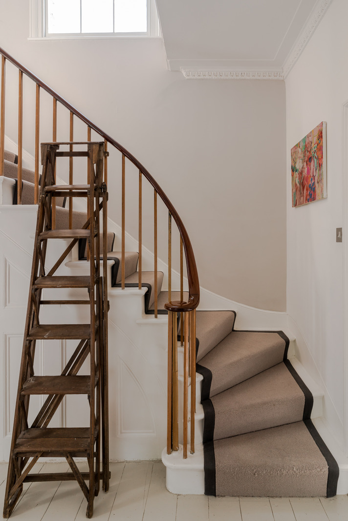 escalier ancien avec tapis d escalier ancien avec tapis d'escalier beige