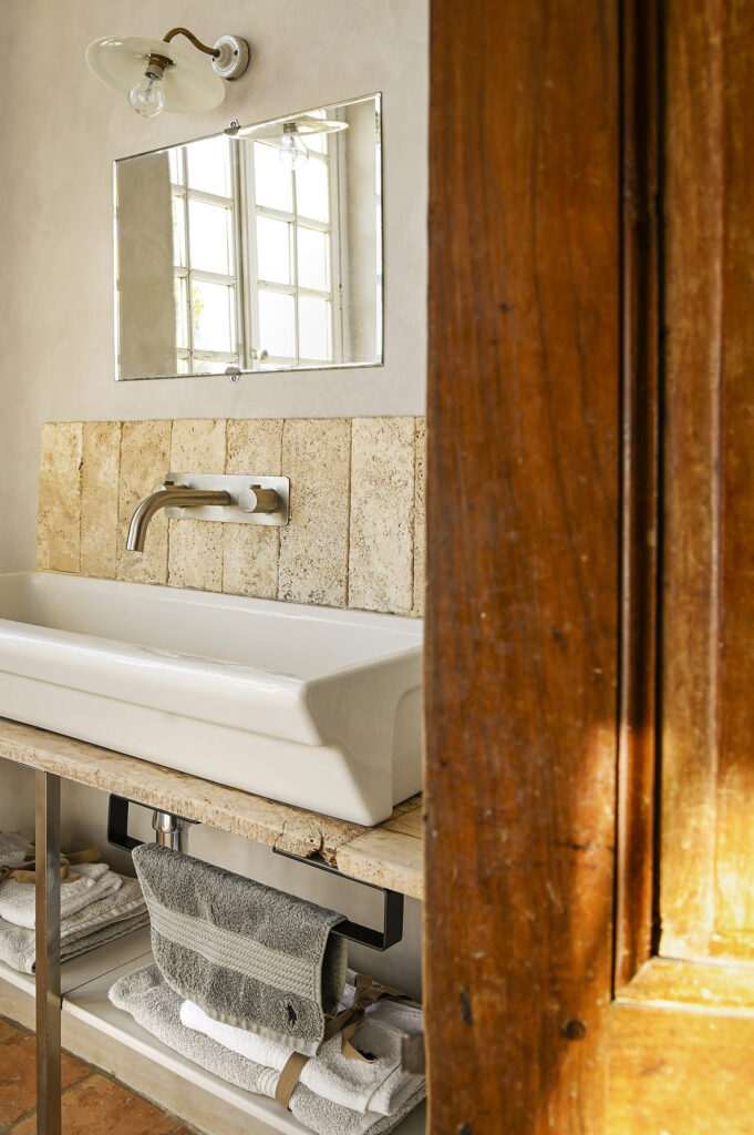 salle de bain décoration rustique maison Latour en Quercy blanc salle de bain décoration rustique maison Latour en Quercy blanc