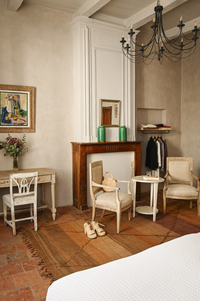 chambre avec poutres décoration rustique maison en pierres Latour en Quercy blanc chambre avec poutres décoration rustique maison en pierres Latour en Quercy blanc