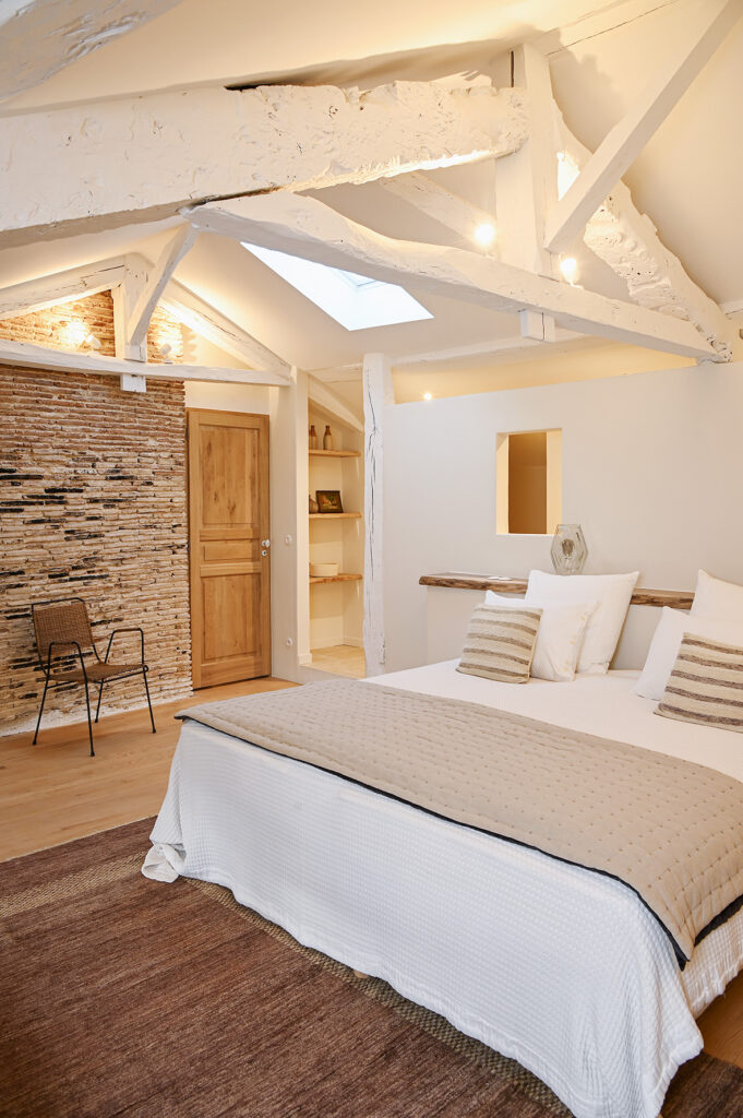 chambre mansardée avec poutres décoration rustique maison Latour en Quercy blanc chambre mansardée avec poutres décoration rustique maison Latour en Quercy blanc