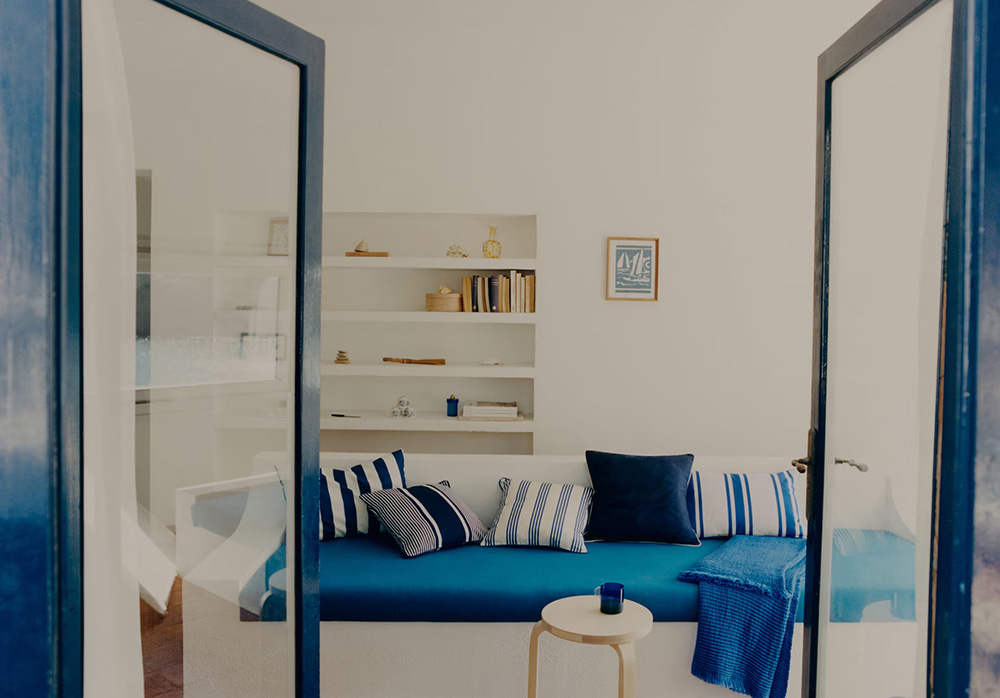 salon décoration bleue et blanche