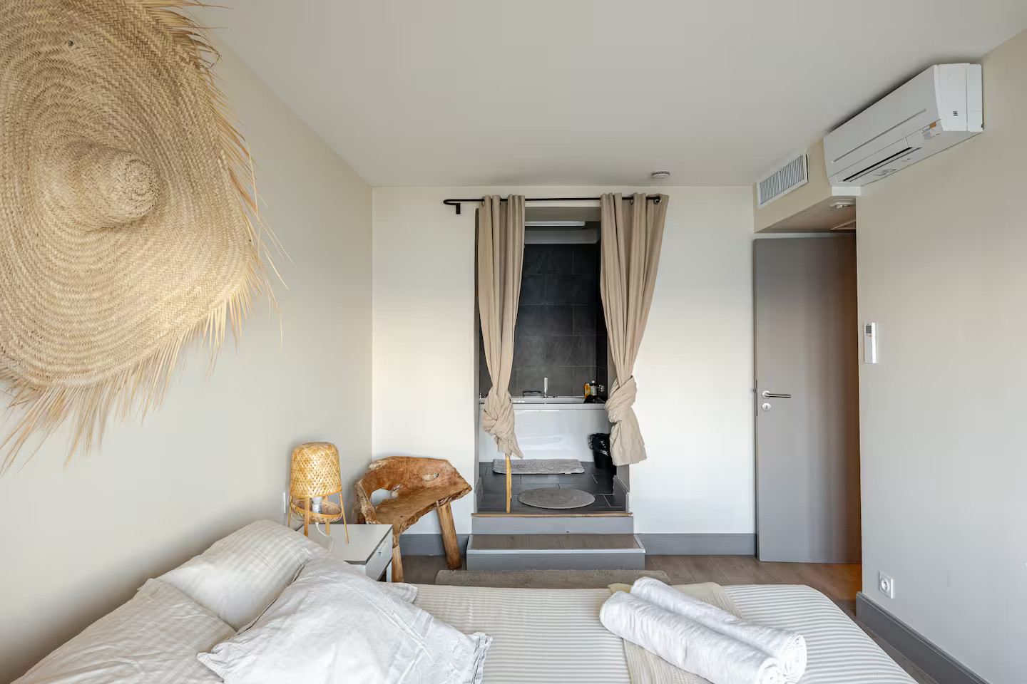 chambre décoration naturelle avec salle de bain