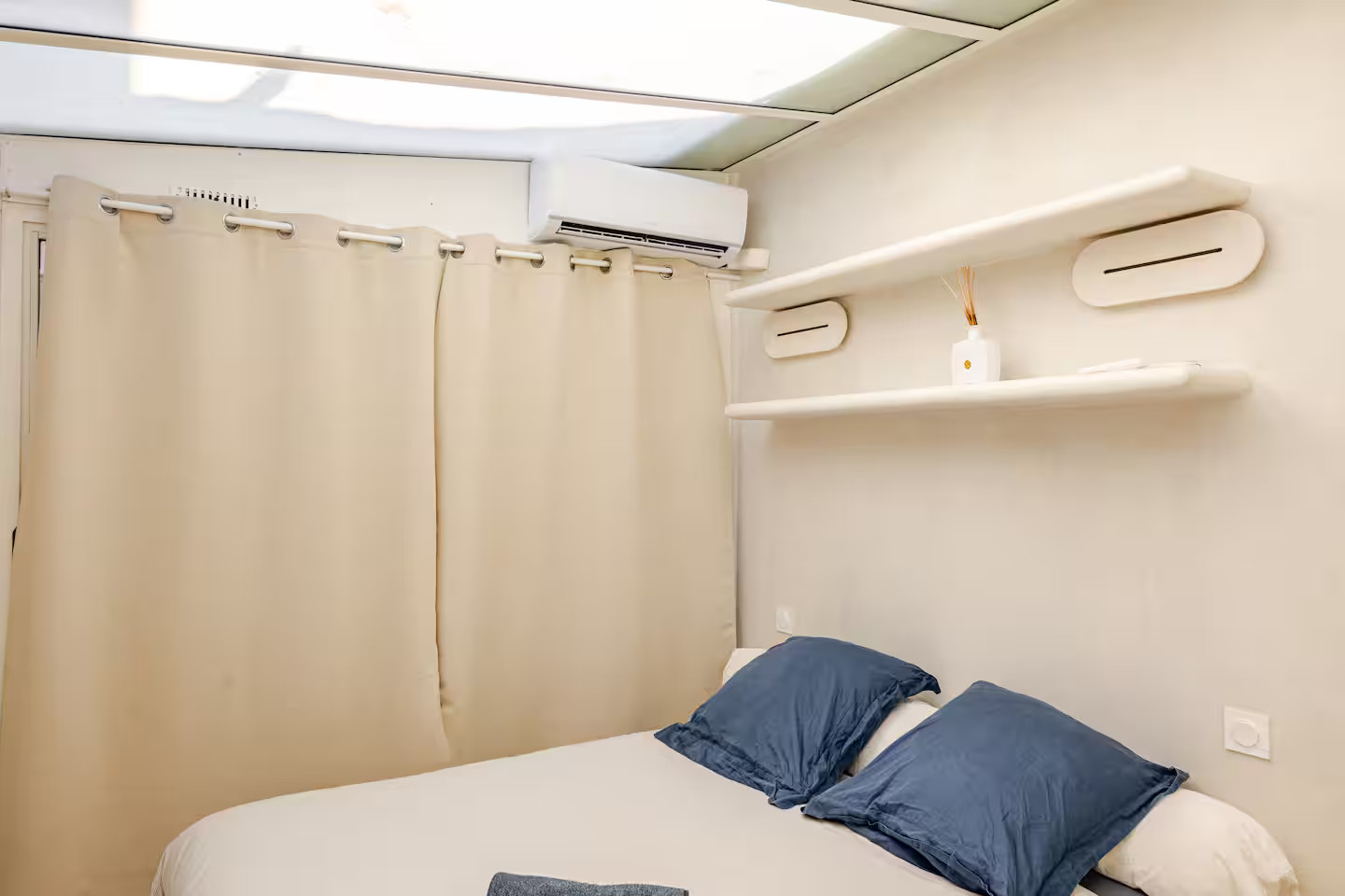 chambre décoration naturelle avec fenêtre zénithale