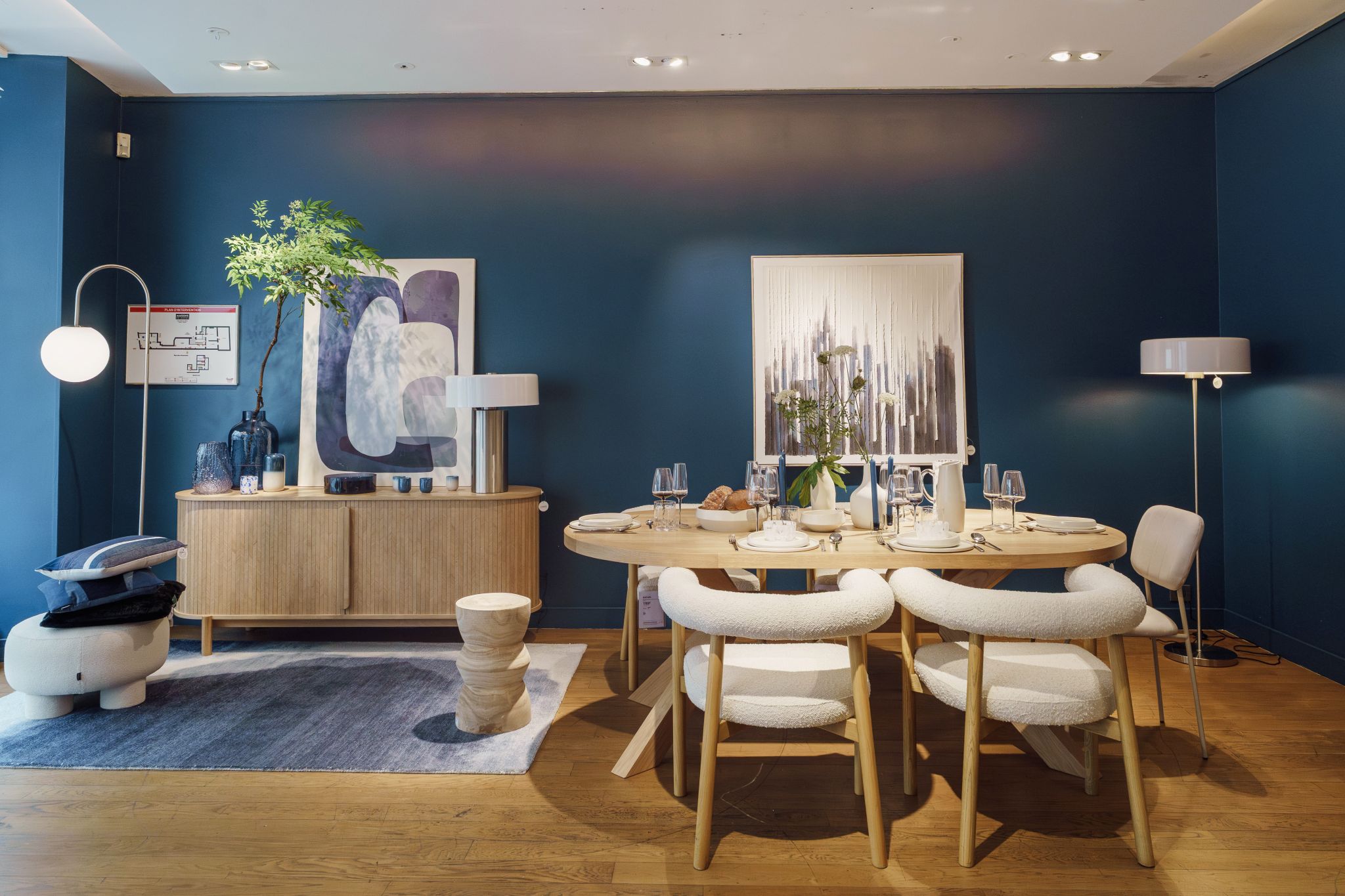 salon design murs bleus catalogue maisons du monde automne/hiver 2025/2026 salon design murs bleus catalogue maisons du monde automne/hiver 2025/2026