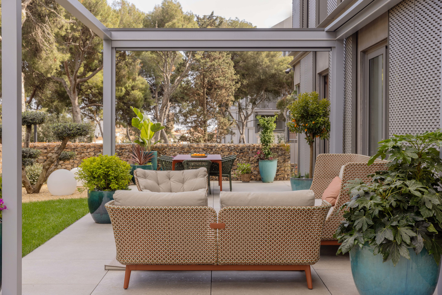 terrasse avec pergola acier appartement contemporain avec jardin paysagé terrasse avec pergola acier appartement contemporain avec jardin paysagé